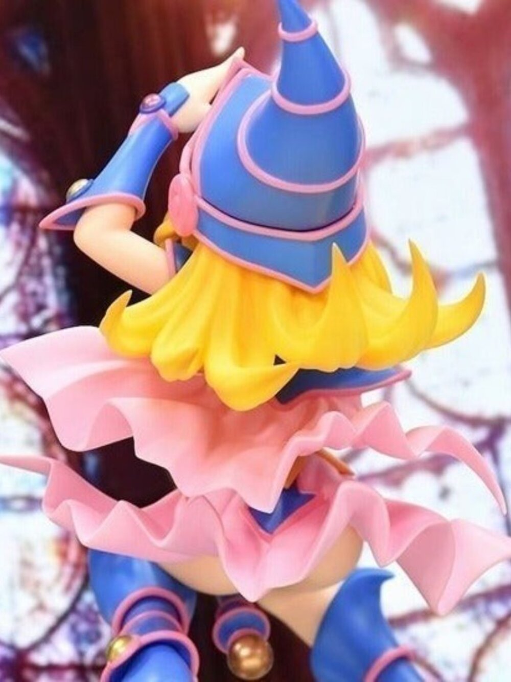 Mystic Charm Unleashed: Yu-Gi-Oh! Dark Magician Girl Statue - Picture 4 of 4